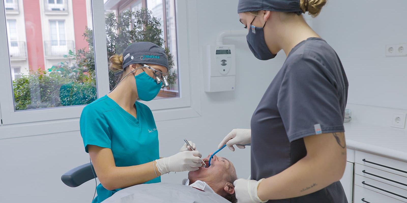 Paciente de periodoncia en consulta dental