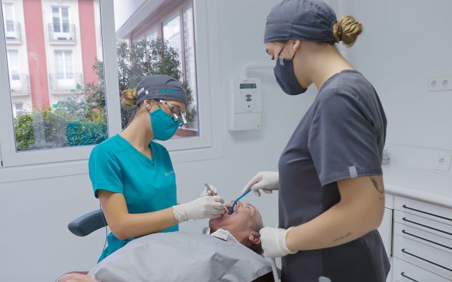 Paciente de periodoncia en consulta dental