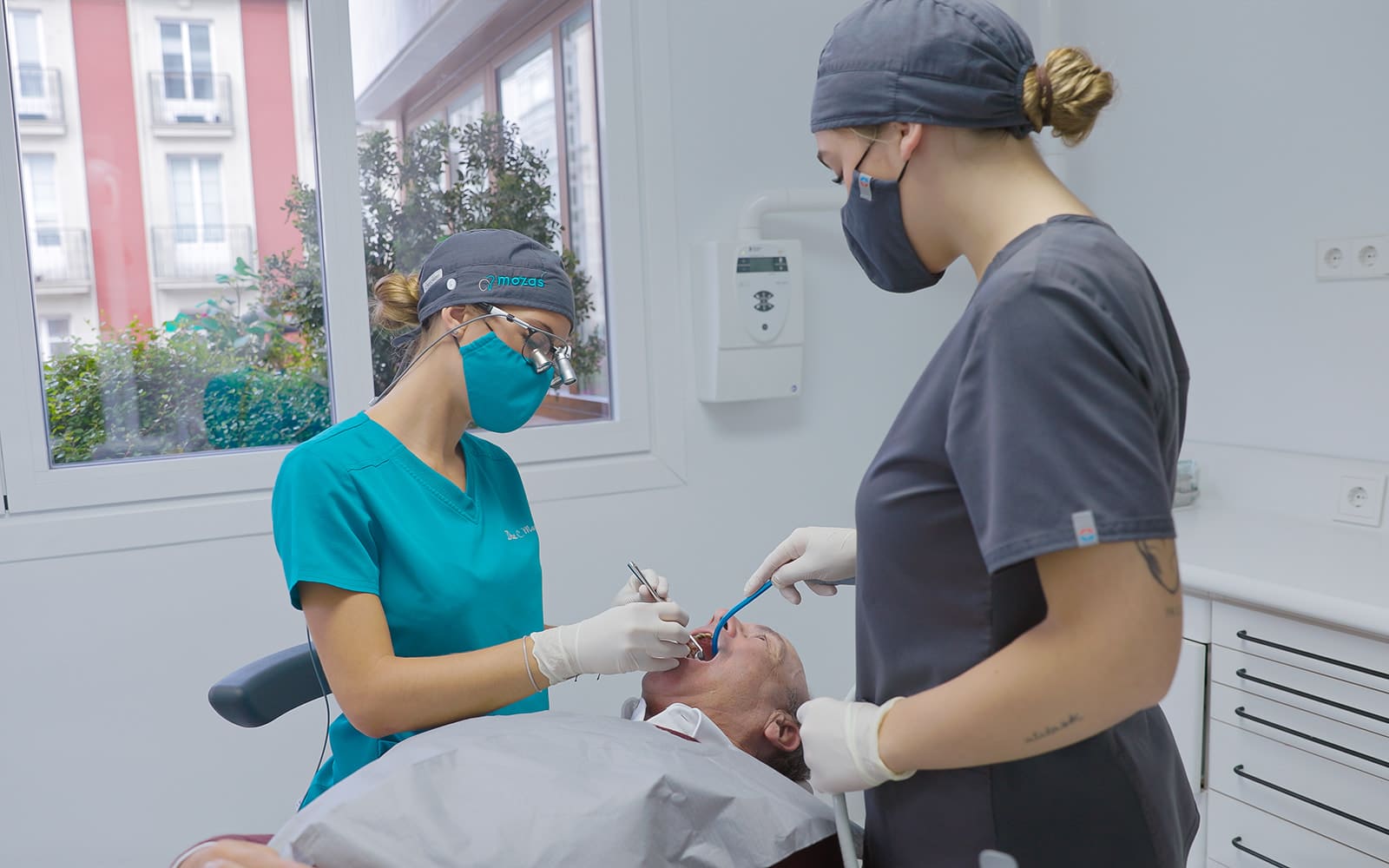 Paciente de periodoncia en consulta dental