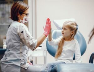 ¿Cuándo debo llevar a mi hijo al dentista?