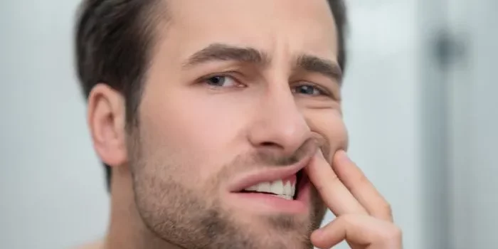 ¿Por qué me sangran las encías al cepillarme?