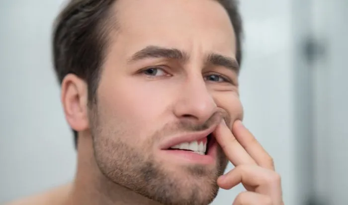 ¿Por qué me sangran las encías al cepillarme?