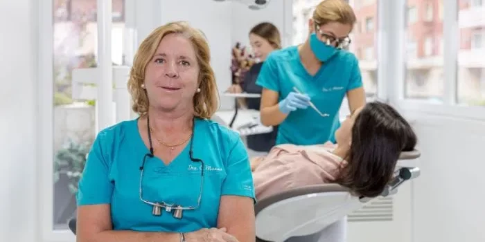 ¿Por qué cambia el color de los dientes?