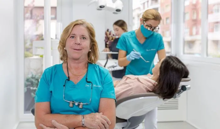 ¿Por qué cambia el color de los dientes?