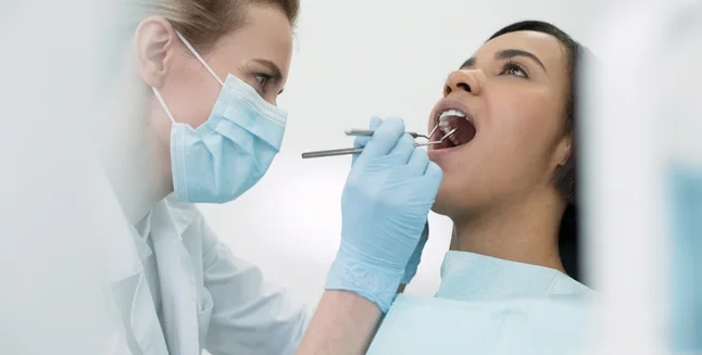 duele un implante dental