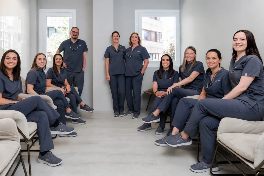 Equipo de dentistas reunidos