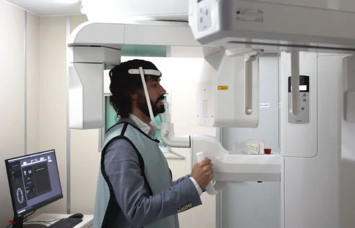 paciente clínica dental realizando tratamiento dental